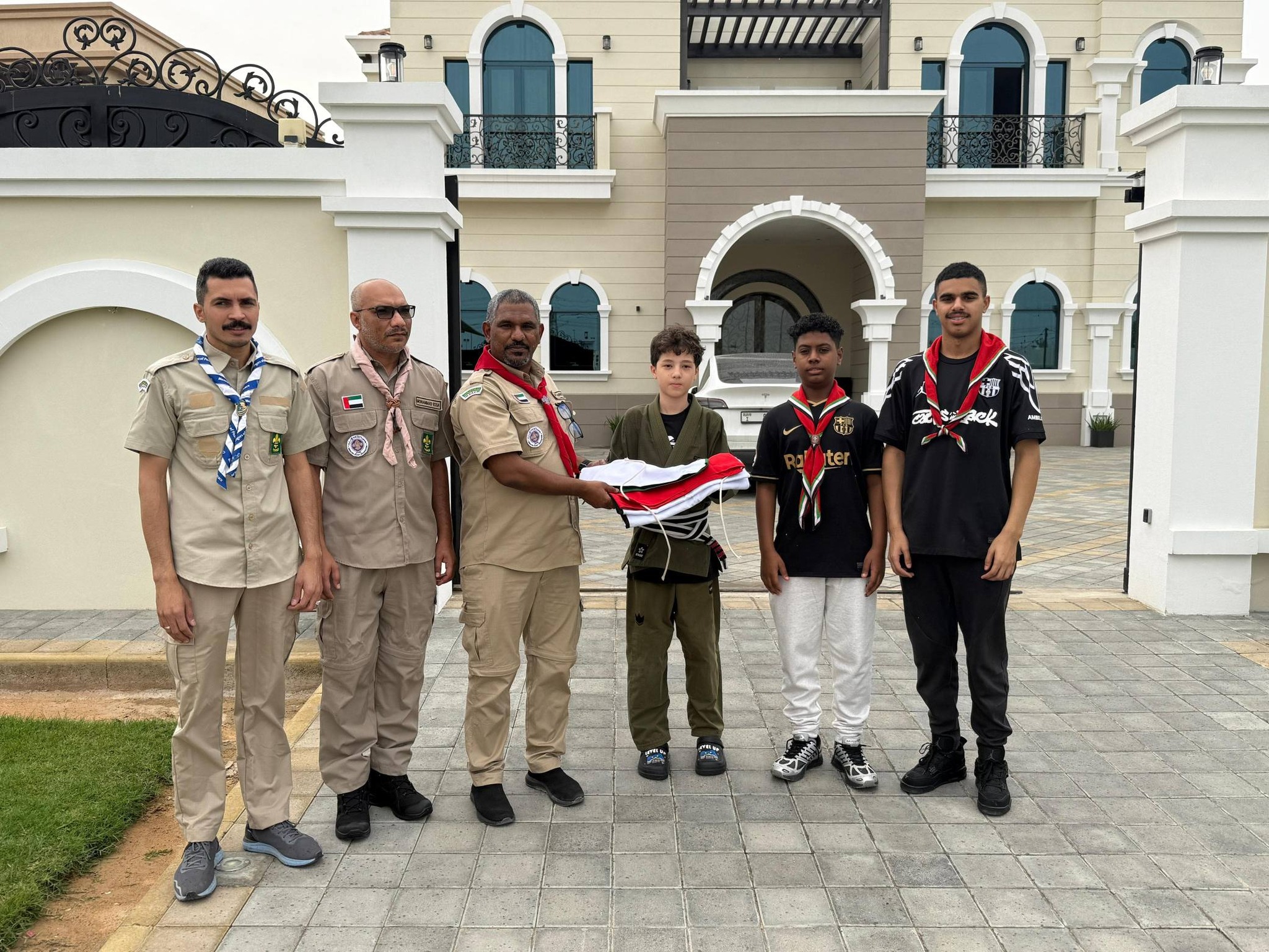 Dubai Scouts Distributes 1,000 Flags to Citizens' Homes Under "Proud of UAE" Campaign